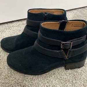 Women’s Vionic Boots, black, size 7.5. Rarely worn and in excellent condition.